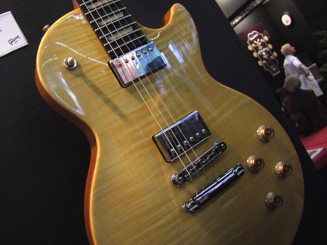 blank From the front the Les Paul Push Tone's design is simple and unobtrusive...